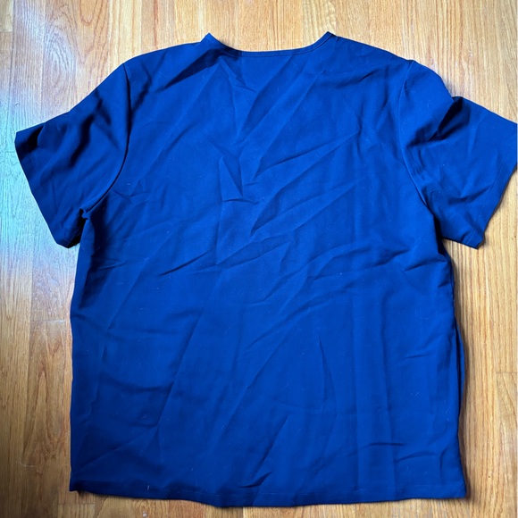 Chisec Three-Pocket Scrub Top - Picture 6 of 7